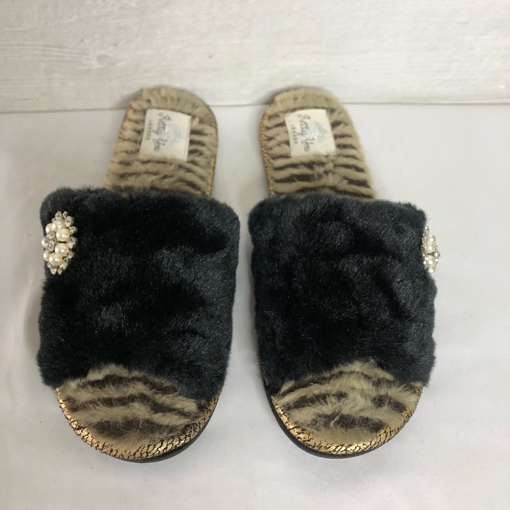 PRETTY YOU LONDON // SLIPPERS